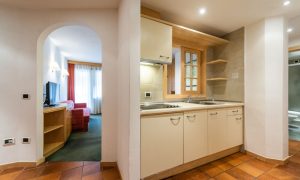 cucina appartamento con 2 camere e balcone