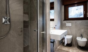 Bagno con doccia in appartamento per 6 persone a canazei