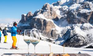 bicchieri di vino sciatori vista dolomiti val gardena