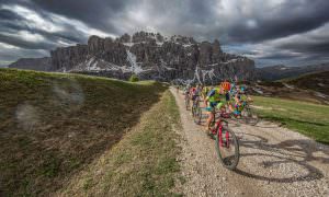 mountain bikers vista dolomiti